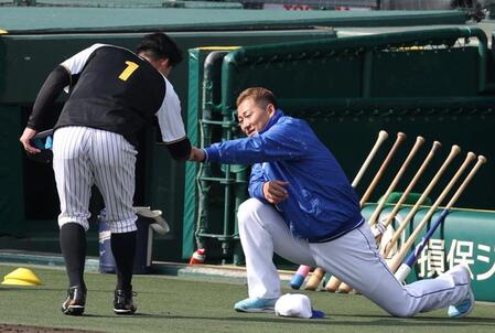 　森下（左）とタッチを交わす中田（撮影・中田匡峻）