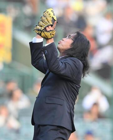 　ファーストピッチセレモニーを終えポーズを決めるロッチ・中岡創一（撮影・西田忠信）