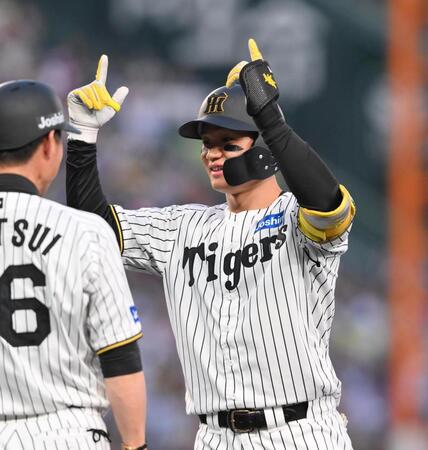 　１回、２点適時打を放ちポーズを決める森下（撮影・西田忠信）