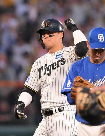 　１回、２点２塁打を放ちガッツポーズする前川（撮影・西田忠信）