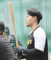 　魚雷バットを手に打撃練習を待つ佐藤輝（撮影・田中太一）