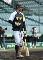 　複数のバットを手に打撃練習に向かう森下（撮影・西田忠信）