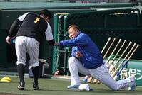 　森下（左）とタッチを交わす中田（撮影・中田匡峻）