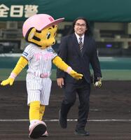 　ファーストピッチセレモニーのマウンドに向かうロッチ・中岡創一（右）＝撮影・中田匡峻