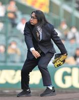 　ファーストピッチセレモニーを務めたロッチ・中岡創一（撮影・西田忠信）