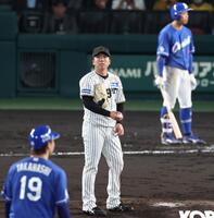 　３回、岡林（奥）の打席の際、村上（中央）の投球が捕手の坂本の防具に挟まり、高橋宏（１９）が進塁する（撮影・中田匡峻）