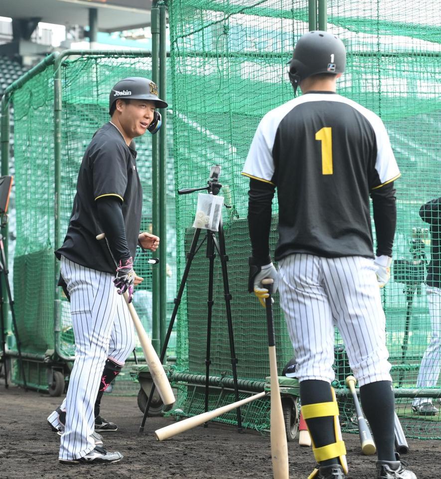 　魚雷バットを手に森下（右）と話をする大山（撮影・西田忠信）