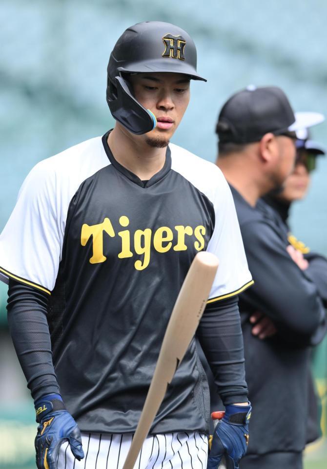 　魚雷バットを手にする佐藤輝（撮影・西田忠信）