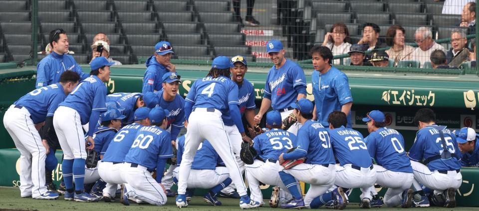 　試合前の円陣で声出しをするボスラ－（２４）＝撮影・中田匡峻