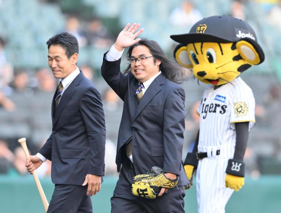　ファーストピッチセレモニーを終え、スタンドに手を振るロッチ・中岡創一（中央）＝撮影・西田忠信