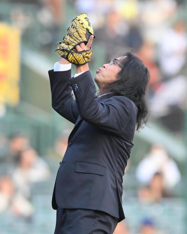 　ファーストピッチセレモニーを終えポーズを決めるロッチ・中岡創一（撮影・西田忠信）