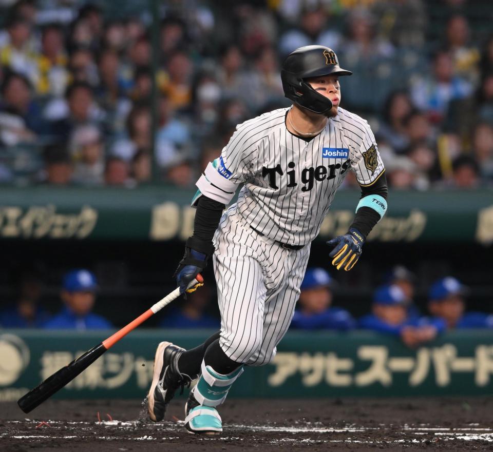 　１回、二塁打を放つ佐藤輝（撮影・西田忠信）