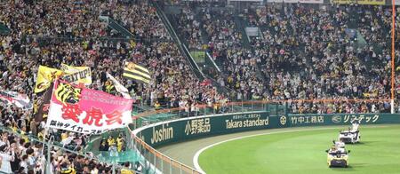 　ヒーローインタビューを終え、場内一周をする森下（手前右）と前川に大声援を送るライトスタンドの観客（撮影・中田匡峻）