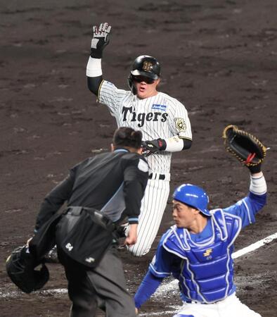 　５回、坂本の適時打で生還する前川（撮影・北村雅宏）