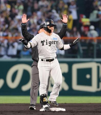 　１回、勝ち越しとなる適時二塁打を放った前川は塁上でポーズを決める（撮影・北村雅宏）