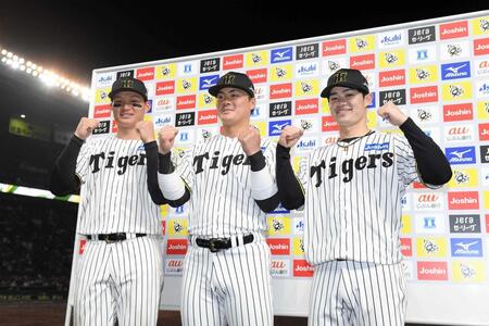 　ヒーローインタビュー後、ポーズを決める（左から）森下、前川、中野（撮影・西田忠信）