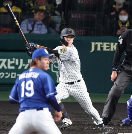 　２回、高橋宏（１９）からセンターへ二塁打を放つ中野（撮影・中田匡峻）