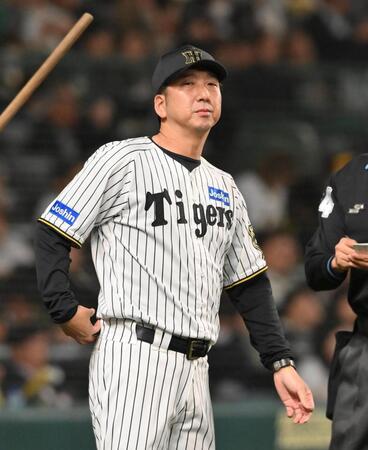 　５回を終え、選手交代を告げる藤川監督（撮影・西田忠信）