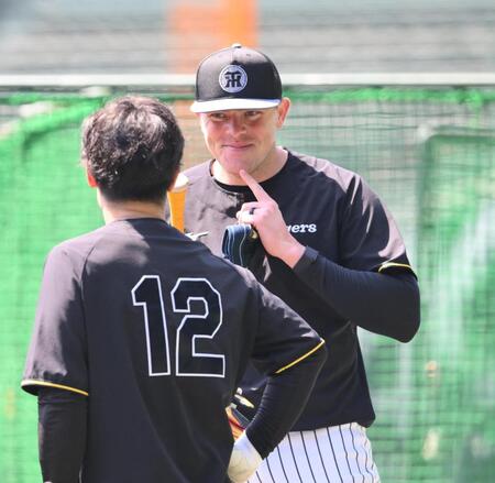 　坂本（手前）と言葉を交わすビーズリー（撮影・西田忠信）