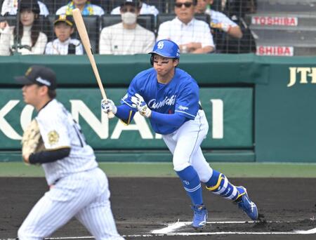 　１回、二塁打を放つ岡林（撮影・飯室逸平）