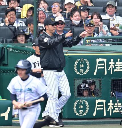 　１回、リクエストする藤川監督（撮影・飯室逸平）