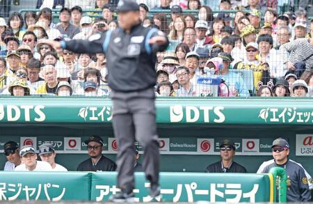 　１回、岡林の二塁セーフ判定に藤川監督（右から２人目）はリクエストを出すも、判定は覆らず（撮影・中田匡峻）
