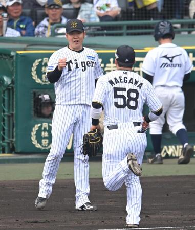 　２回、好守の前川（５８）を迎える西勇（撮影・飯室逸平）