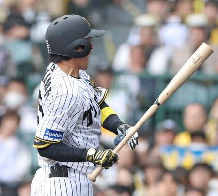 　３回、死球を受ける近本（撮影・中田匡峻）