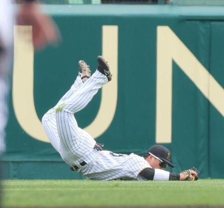 　２回、岡林の飛球を好捕する前川（撮影・北村雅宏）