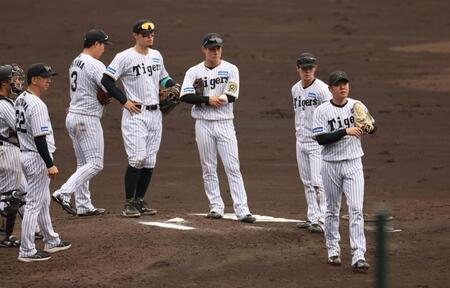 　５回途中、交代を告げられマウンドを降りる西勇（右端）＝撮影・北村雅宏