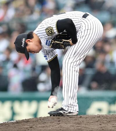 　９回、板山を併殺打に打ち取り、ロジンを手に一息つく工藤（撮影・中田匡峻）