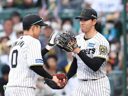 　９回を投げ終え、木浪（左）とタッチを交わす工藤（撮影・中田匡峻）