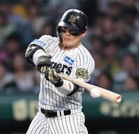 　１回、左線へ勝ち越し二塁打を放つ前川（撮影・田中太一）