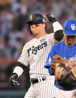　１回、２点２塁打を放ちガッツポーズする前川（撮影・西田忠信）
