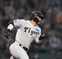 　１回、２点２塁打を放ち一塁へ走る前川（撮影・西田忠信）