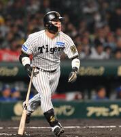 　７回、右前打を放つ前川（撮影・西田忠信）