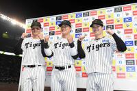 　ヒーローインタビュー後、ポーズを決める（左から）森下、前川、中野（撮影・西田忠信）