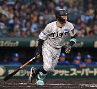 　１回、二塁打を放つ佐藤輝（撮影・西田忠信）