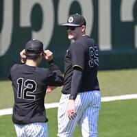 　坂本と話すビーズリー（撮影・飯室逸平）