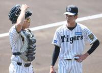 　シート打撃への登板を終え、嶋村（左）と話す今朝丸（撮影・石井剣太郎）
