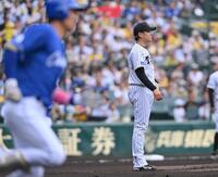 　１回、上林（左）に先制適時打を許す西勇（撮影・西田忠信）