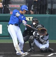 　１回、先制打を放つ上林（撮影・飯室逸平）