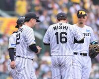 　５回、西勇（１６）の交代を告げる藤川監督（撮影・西田忠信）