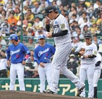 　１回、上林（左奥）に中前へ先制適時打を浴びた西勇（撮影・中田匡峻）