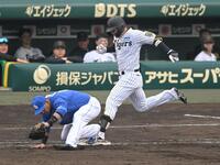 　７回、併殺打に倒れる原口（撮影・飯室逸平）