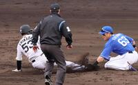 　９回、木浪の遊ゴロでタッチアウトとなる二走・島田（左）＝撮影・北村雅宏