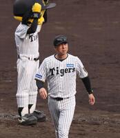 　中日に敗れ足早にグラウンドを引き揚げる藤川監督（撮影・北村雅宏）
