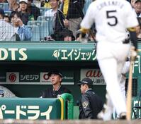 　９回、近本（５）が空振り三振に倒れ、がっくりの藤川監督（撮影・中田匡峻）