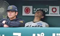　９回を投げ終え、ベンチで安堵（あんど）する工藤。手前は岡留（撮影・中田匡峻）