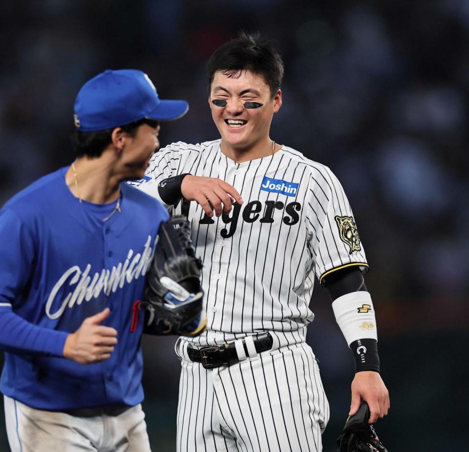 　１回、勝ち越し打を放った前川は、ベンチへ戻る岡林に声をかけられ笑顔を見せる（撮影・田中太一）